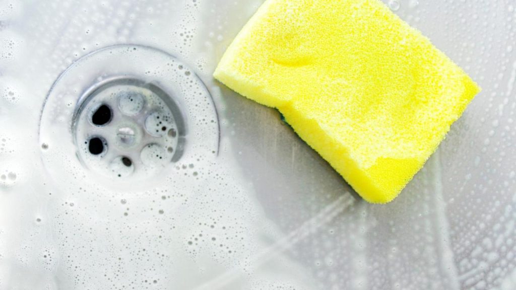 How to Handle a Kitchen Sponge That Smells